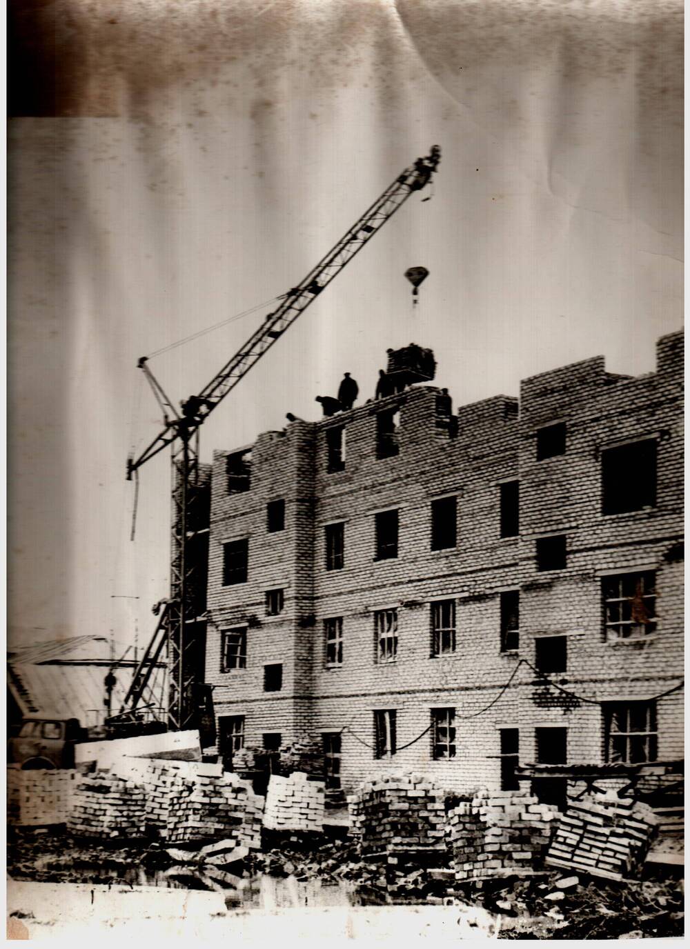 Фото строительства пятиэтажки на улице Советской в с. Шарлык.
