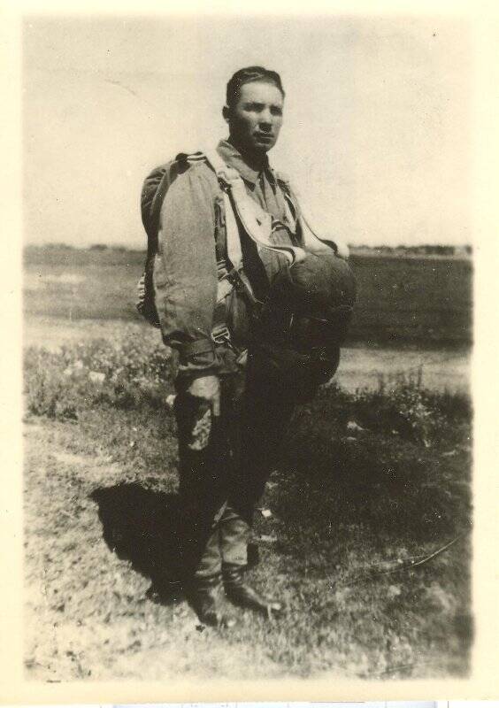 Фотография. Маргелов В.Ф., командующий ВДВ, перед первым прыжком