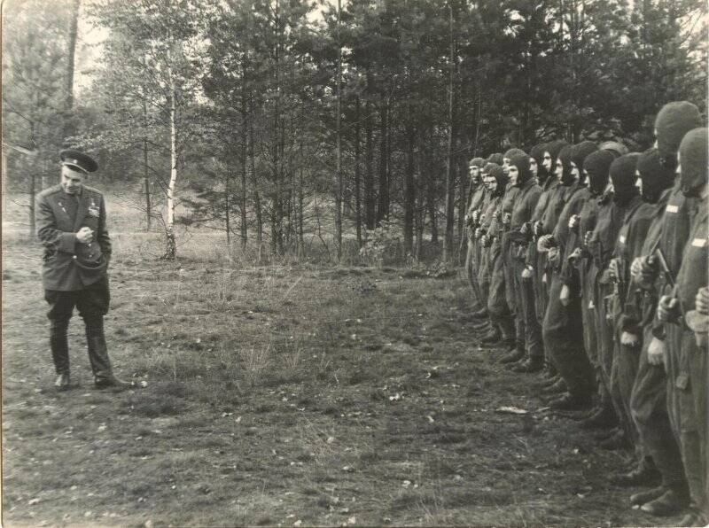 Фотография. Маргелов В.Ф., командующий ВДВ, перед строем десантников после прыжков.