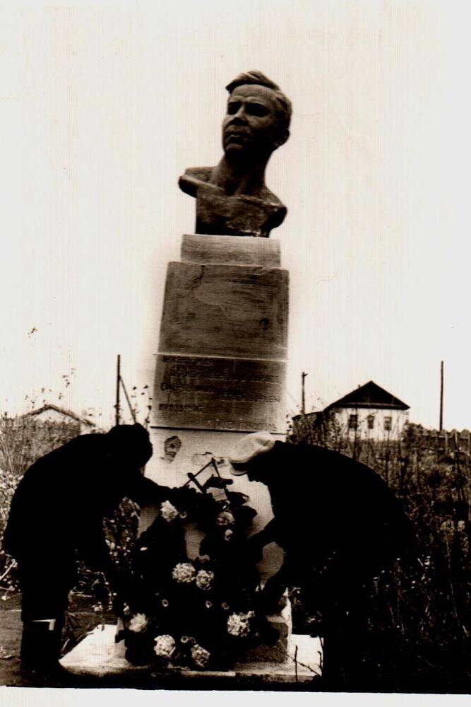 Фото памятника Мусе Джалилю в с. Мустафино.