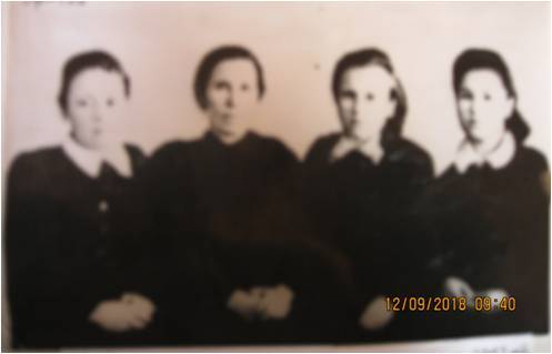 Фото. Мухина Мария Степановна (супруга Мухина Н. С.) с дочерьми.