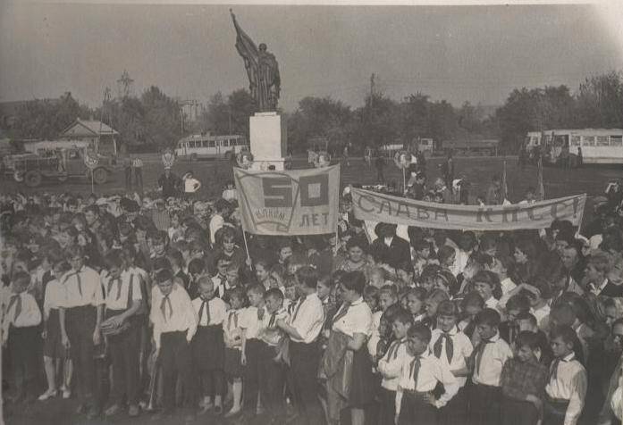 Фото. Митинг на привокзальной площади, 25.09.1968 г.