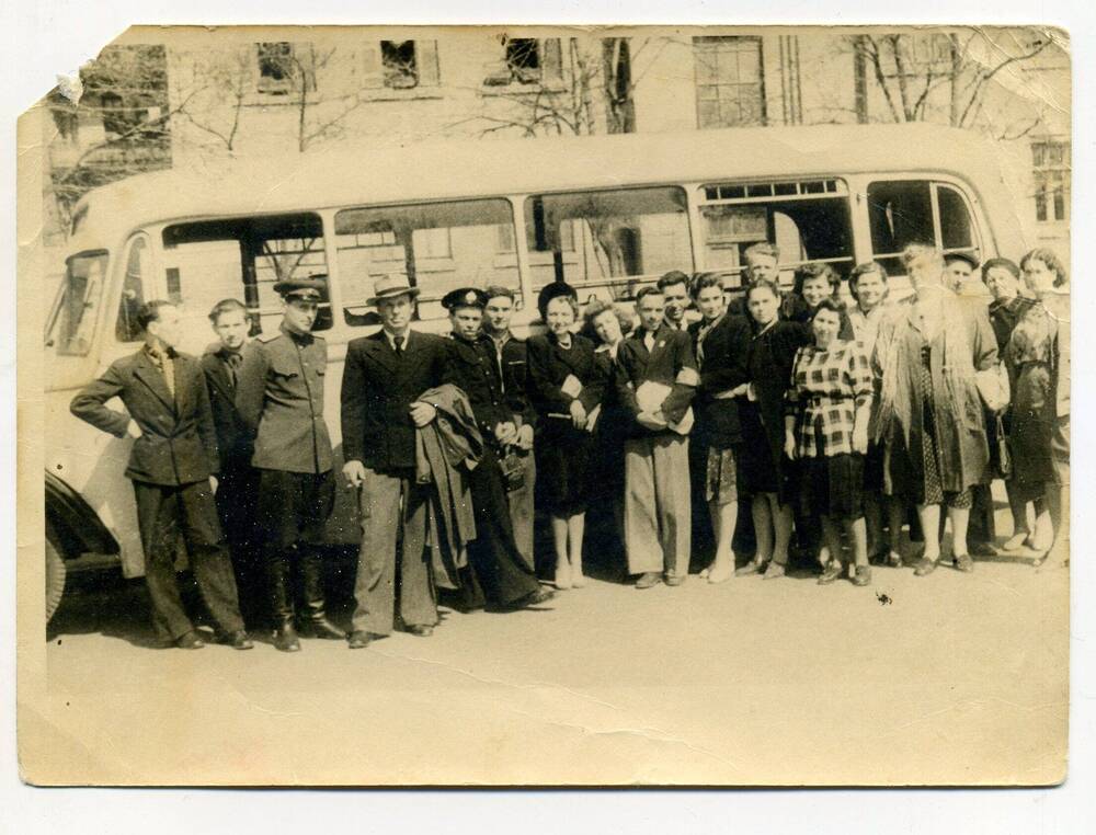 Групповое фото ч/б.  У автобуса 1950-1951 г. в центре Шурховецкая В.И.