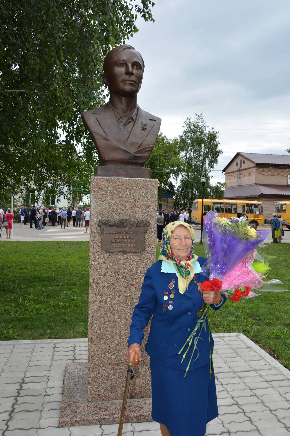 Фото Героя Социалистического Труда Ясаковой Екатерины Андреевны около бюста.