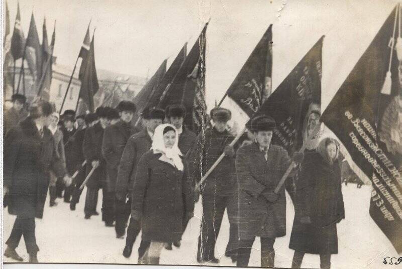 Фотография. Колонна Памятных Знамен на улице Советской 7.11.1973 г.