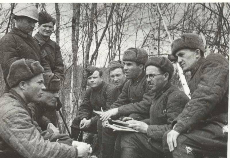 Фотонегатив. Прием в партию командира огневого взвода т. Кузнецова