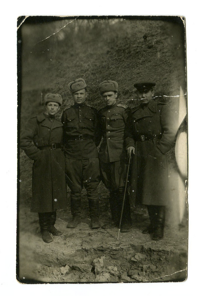 Фотография, ч.б. Изображены четверо военнослужащих Красной Армии