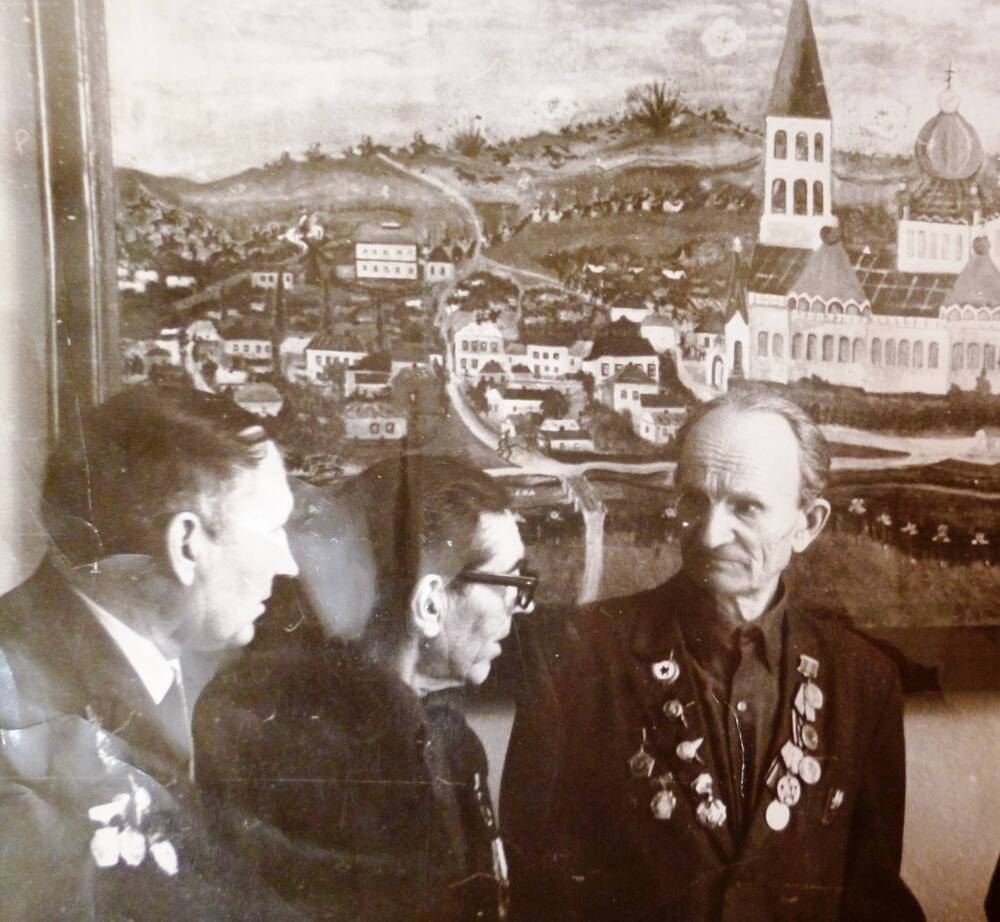 Фотография. Групповой снимок из трёх человек  в музее.