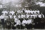 Фотография черно-белая. Групповой снимок учеников и учителей 1964г.