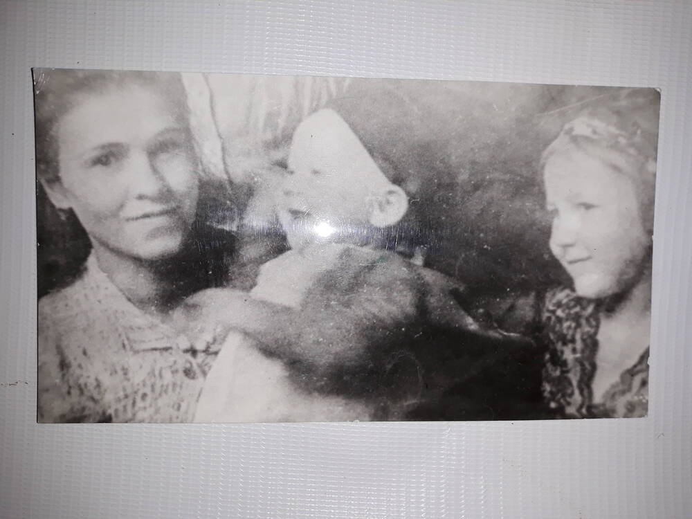 Фото черно-белое по груди. Р. Янбулатова с детьми с Гюлли и Салаватом.