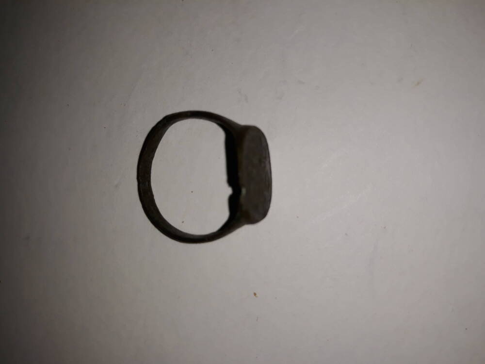 Кольцо ( металл) с орнаментом.