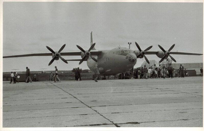 Фотография. АН-12 - самолет военно-транспортной авиации