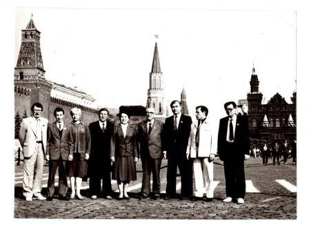 Фото групповое на Красной площади.  И.Г.Юзеев  первый слева, в очках.