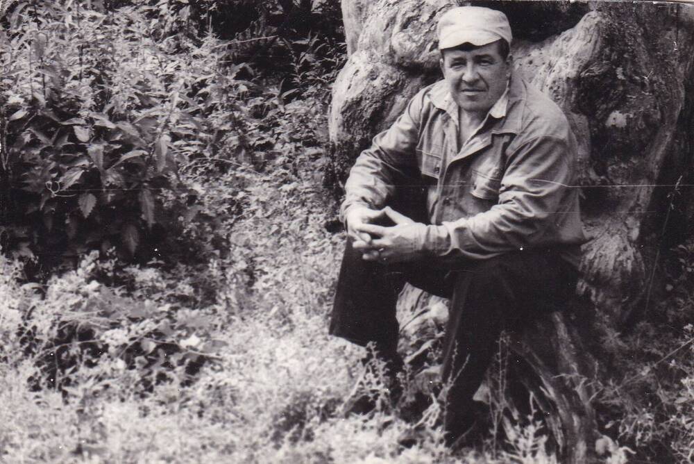 Фотография черно-белая: Кызласов В.Н. на природе. 1980-е гг..