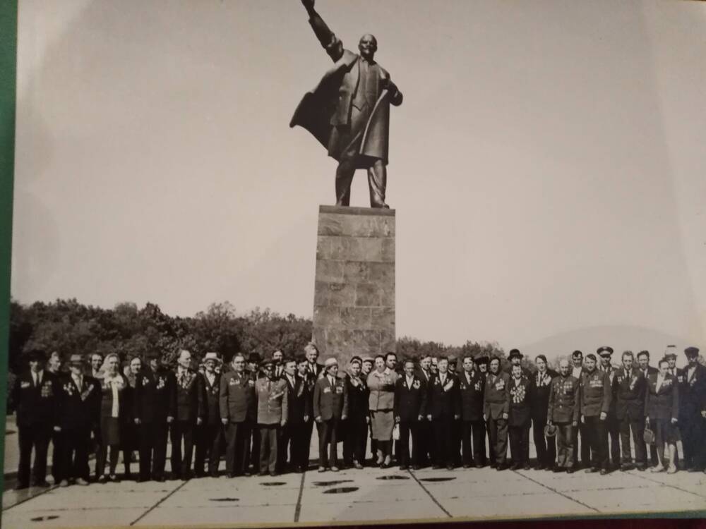 Участники Великой Отечественной войны возле памятника В.И.Ленину