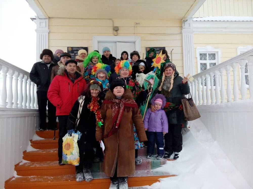 Фото. Колядовщики с местными жителями на крыльце музея семьи Аксаковых.