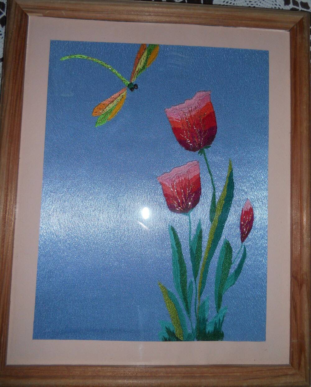 Вышитая картина в рамке Стрекоза и тюльпан