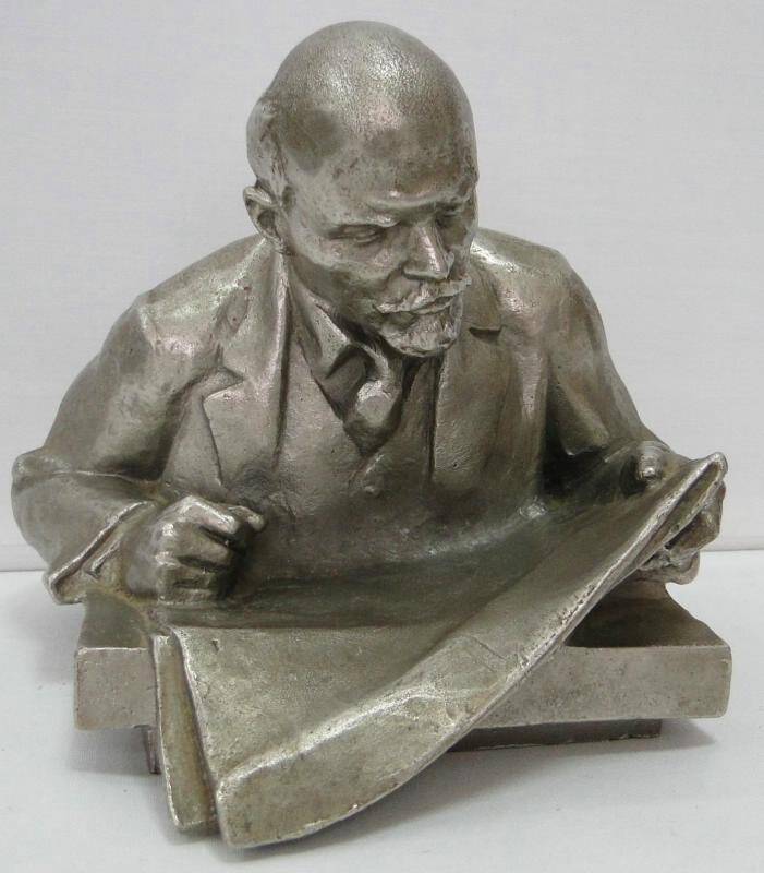 Бюст В.И.Ленина, читающего газету.