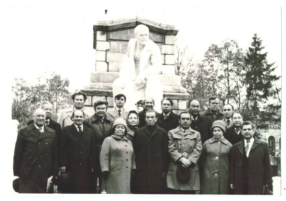 Фото. Писатели у памятника В.И.Ленину.