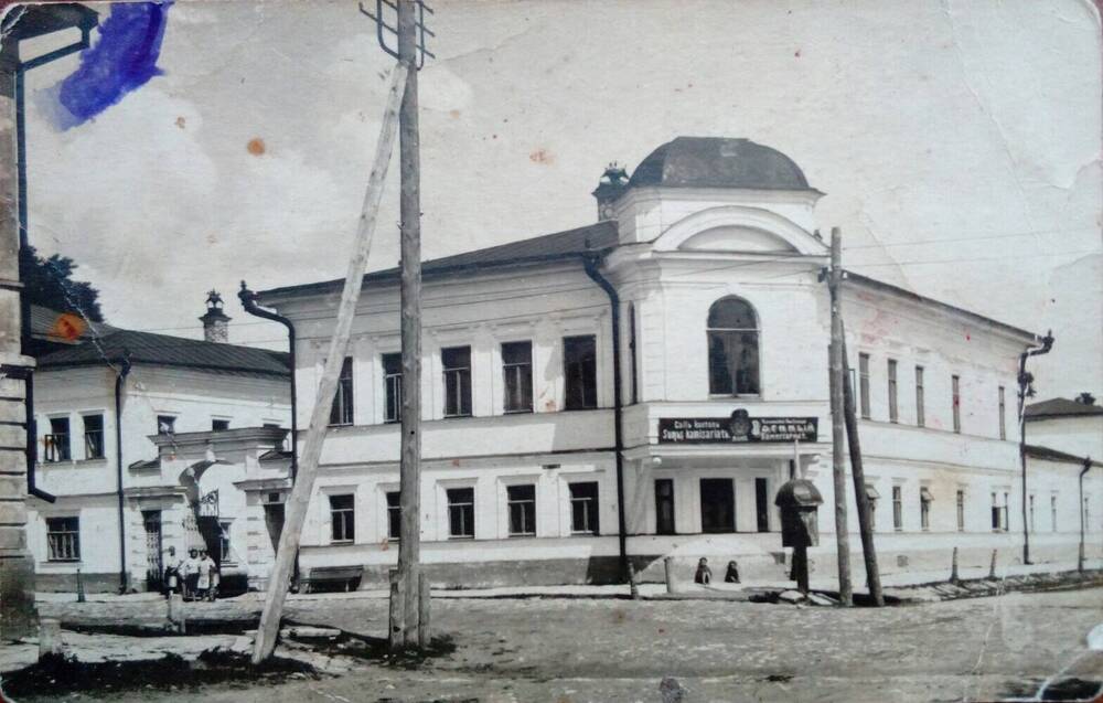 Фото черно-белое. На снимке изображен Челнинский райвоенкомат,1931 г.