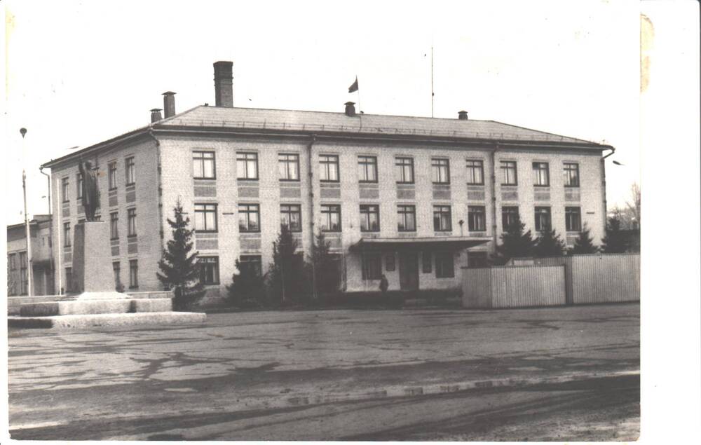 Фотография черно-белая. Здание администрации в р.п. Кантемировка. 1980-е годы.