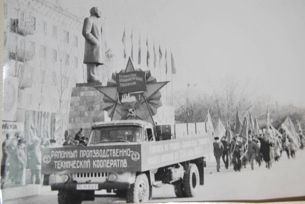 г.Палласовка. Демонстрация 7 ноября 1980 года на площади