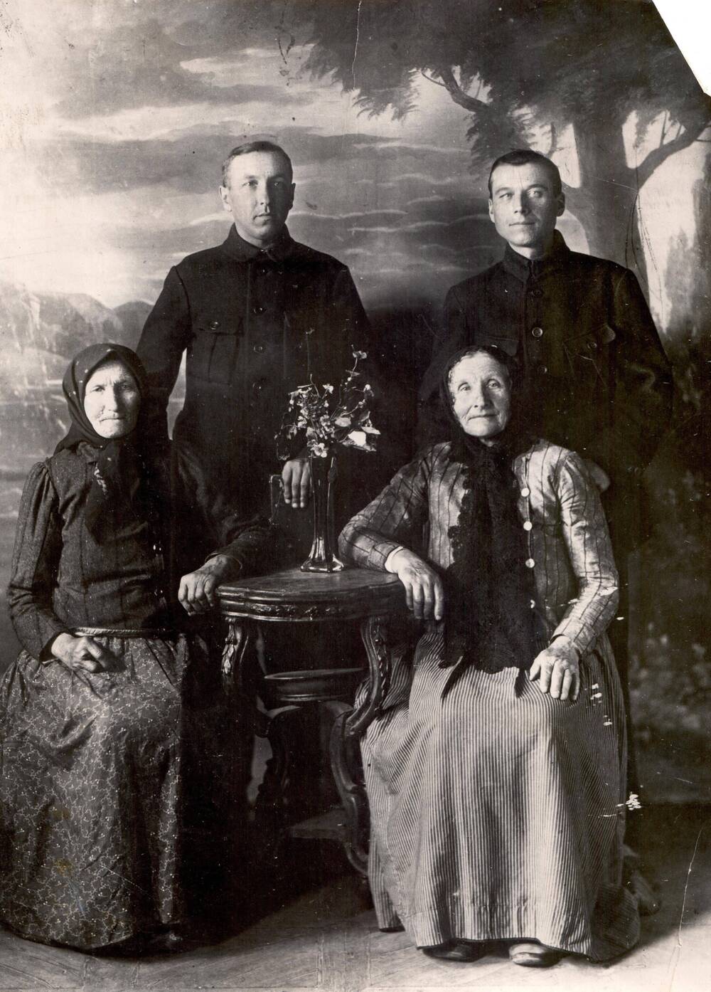 Фото групповое, 1923 г. На снимке 1-й слева в 1-м ряду - участник 1-го субботника, Бураков И. Е., уроженец д. Копцево Можайского уезда.