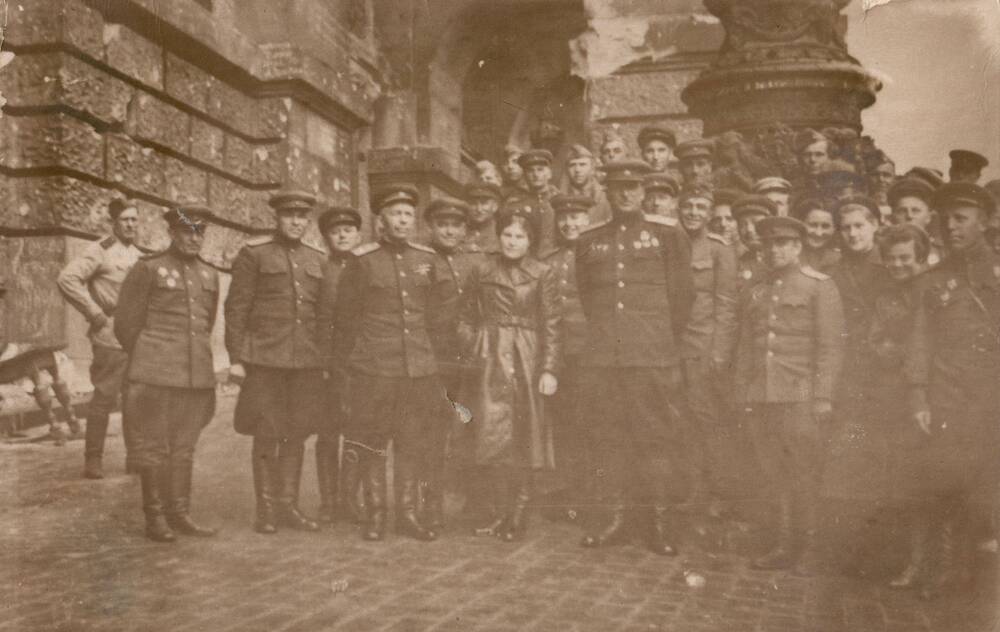 Фотография групповая. Группа бойцов у рейхстага, 354 стрелковая дивизия, 1945 г.