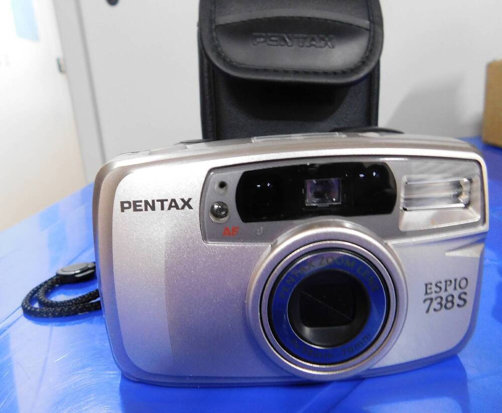 Фотоаппарат «Pentax Espio 738S».