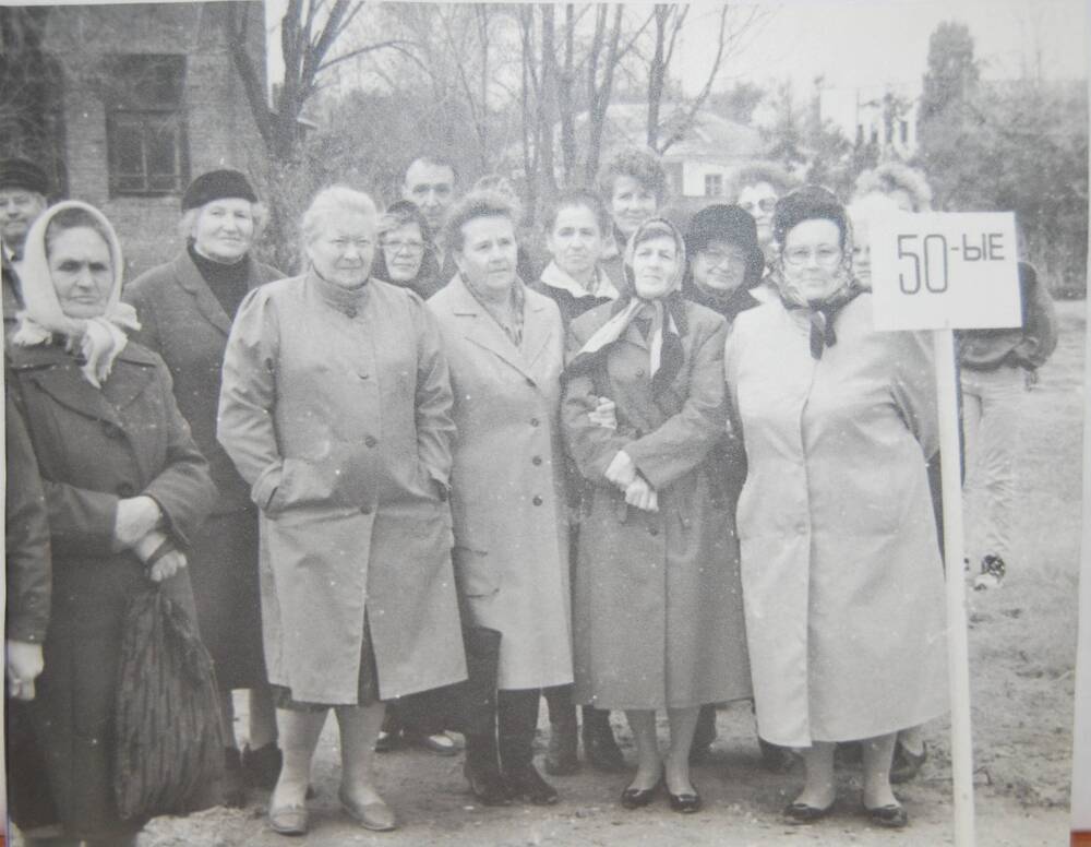 Учителя школы № 17 г. Палласовка в день празднования 90-летнего юбилея школы