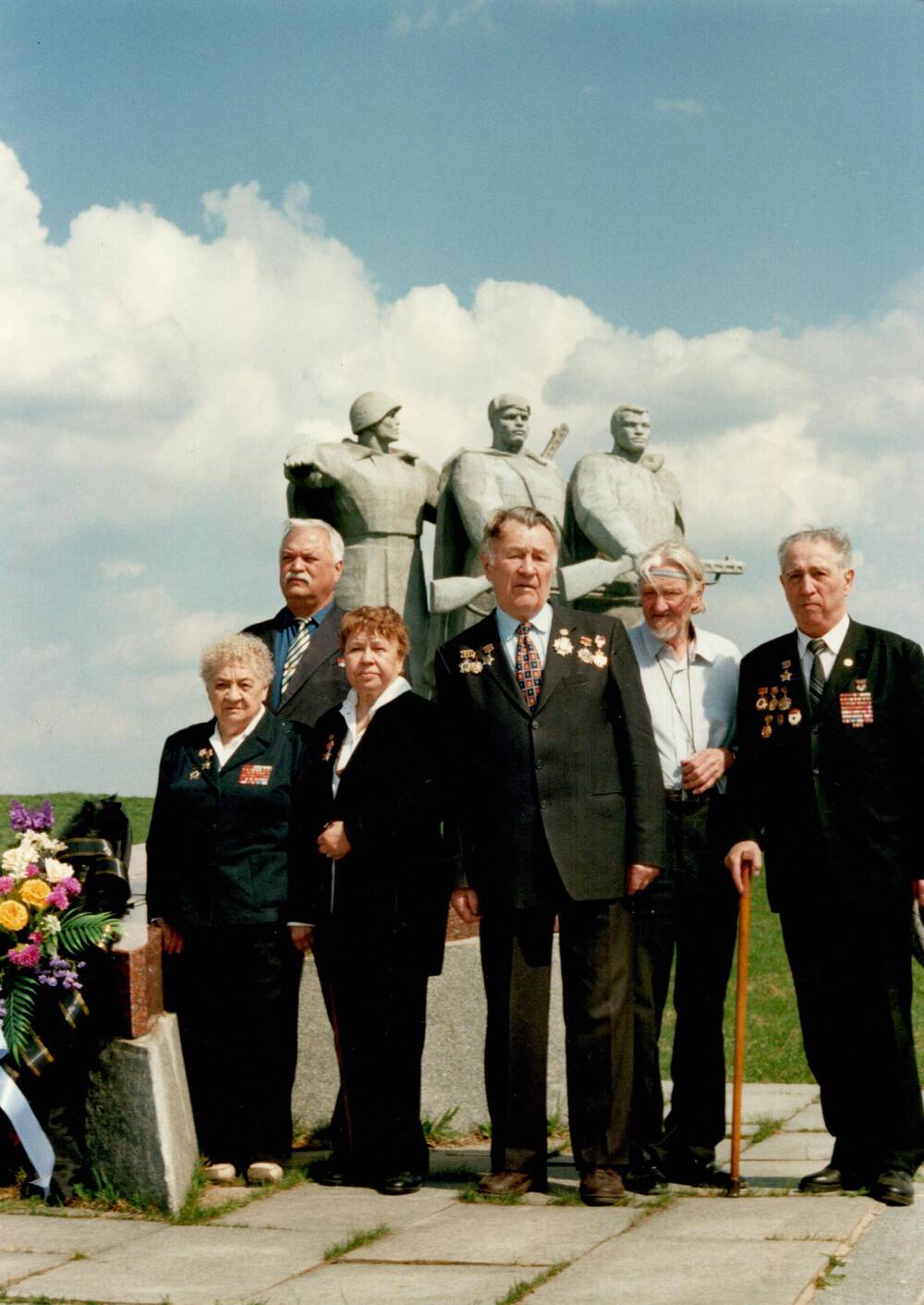 Фото групповое. На мемориале у разъезда Дубосеково, 2004 г.