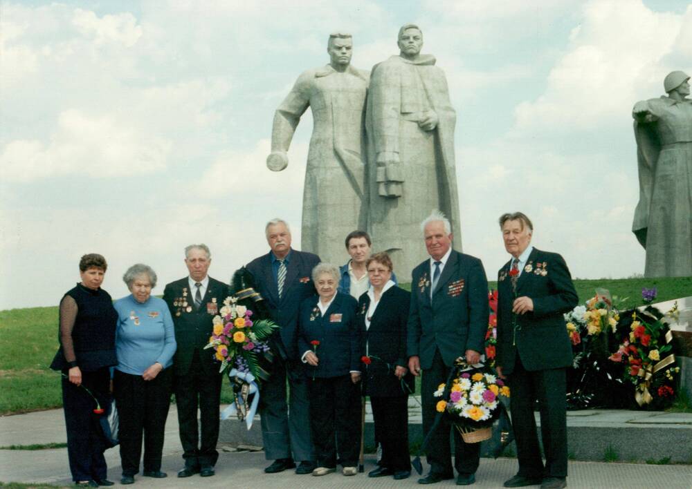 Фото групповое. На мемориальном комплексе, 2004 г.