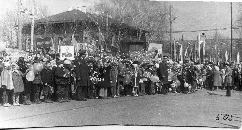 Фотография. Пионеры и школьники г. Мамадыш 9 мая 1979 г.