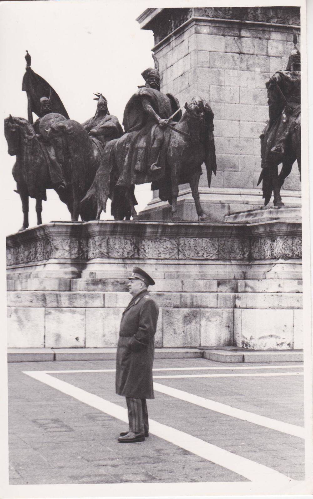 фотография. Ефимов на площади в Москве.