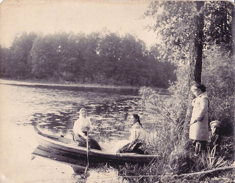 Фотография. На берегу у дерева стоит Серёжа Дианин.