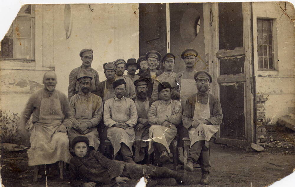 Фото . Группа рабочих Колыванской шлифовальной фабрики.