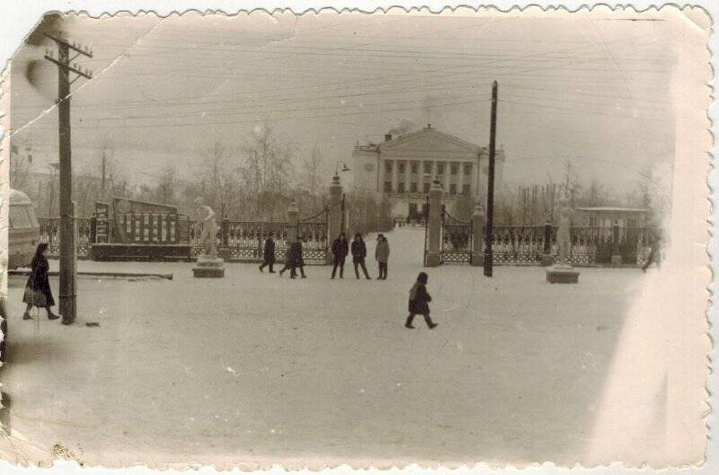 Фотография. На центральной площади г. Усть-Катава;  вдали ДК.