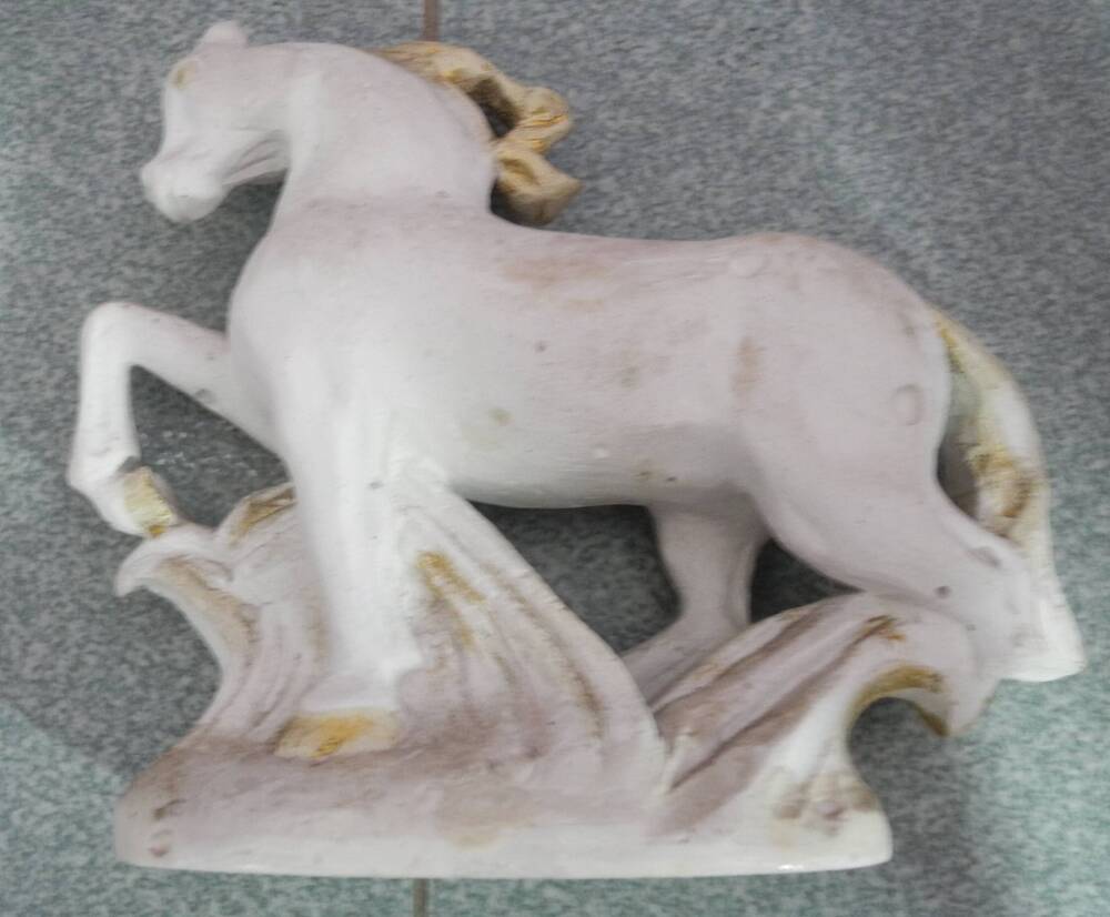Конь. (скульптура).