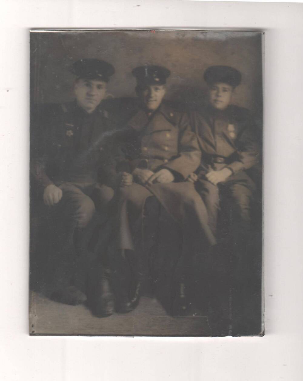Фотография групповая. Клевцов В. И. (крайний слева) с друзьями-однополчанами. г. Берлин. 1945 г.