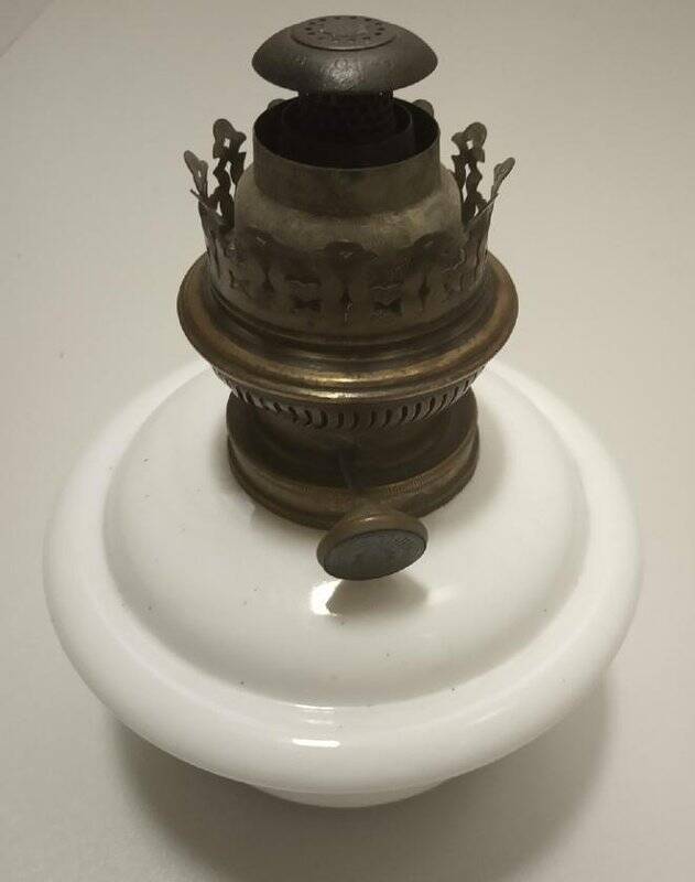 Лампа керосиновая на  металлическом основании с прорезным и чеканным узором и лампой из рифленого стекла.