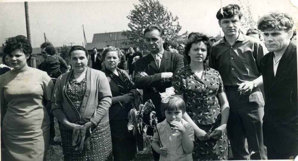 Фото черно-белое Сорокина С. А. среди родственников.