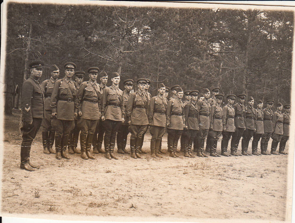 Фотография: выпускники Подольского пехотного училища весной 1941 года, ушедшие на фронт в качестве командиров