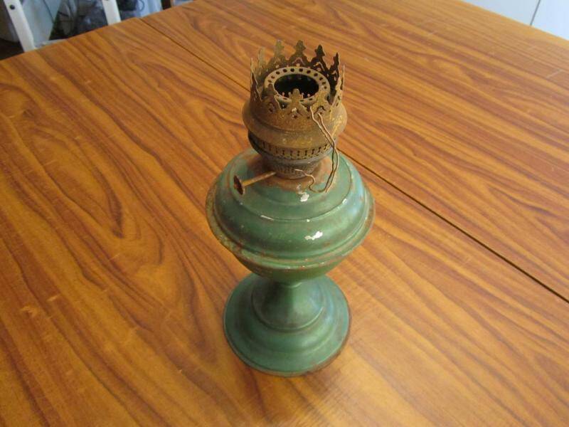 Лампа керосиновая, жестяная, круглой формы с вытянутым круглым фителем
