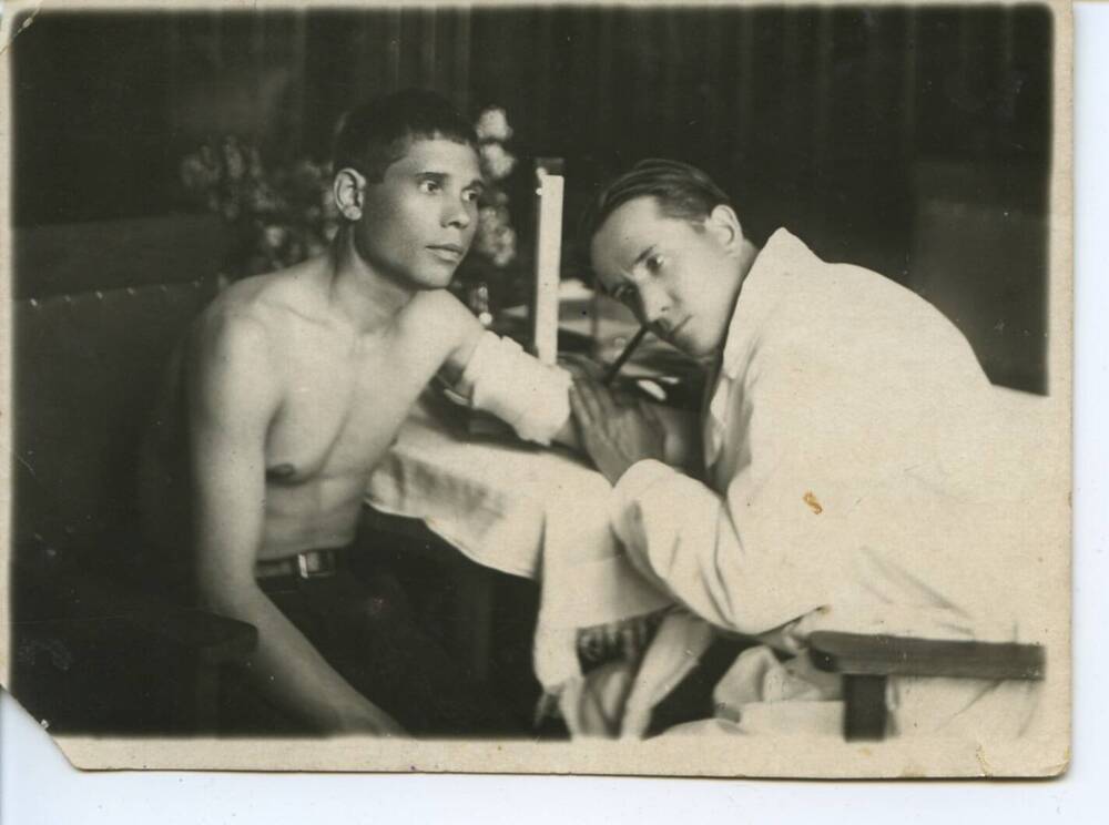 Фото групповое (ч/б). Медицинский осмотр. 2-й слева Семёнов Захар Семёнович. 1930-е гг.
