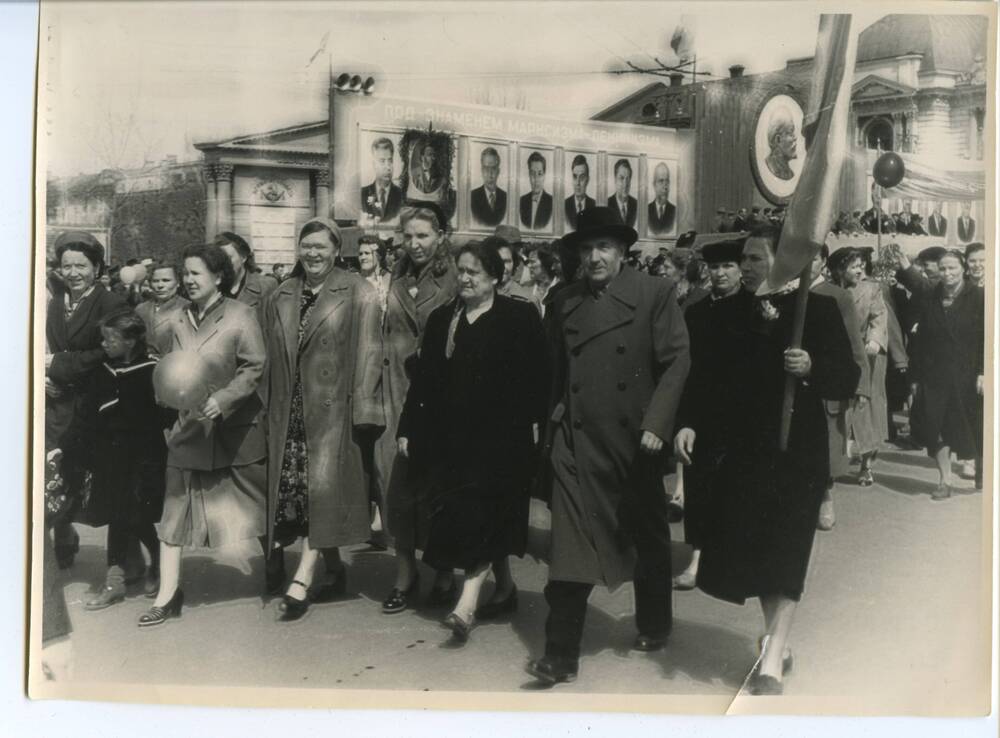 Фото групповое (ч/б). Праздничная первомайская демонстрация. В первом ряду 7-й слева Семёнов Захар Семёнович. Тамбов, 1940-1950-е гг.