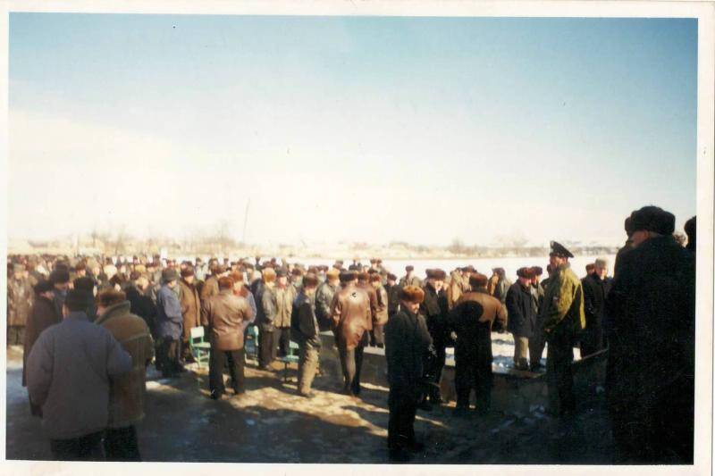 Фотография. Участники митинга посвященного депортации 1944 г.