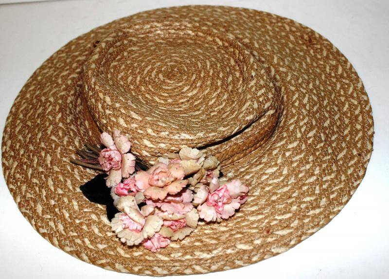 Шляпка, из соломки с низким верхом и букетиком цветов