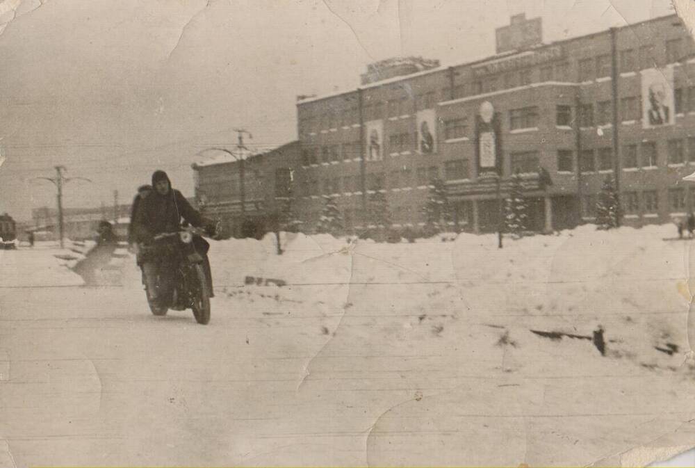 Фотография сюжетная. Зимняя мотоциклетная гонка Б.В.Зефирова. 
 Москва.1938 г.