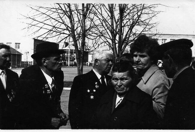 Фото: встреча ветеранов- поныровцев 1980 год Фотобумага