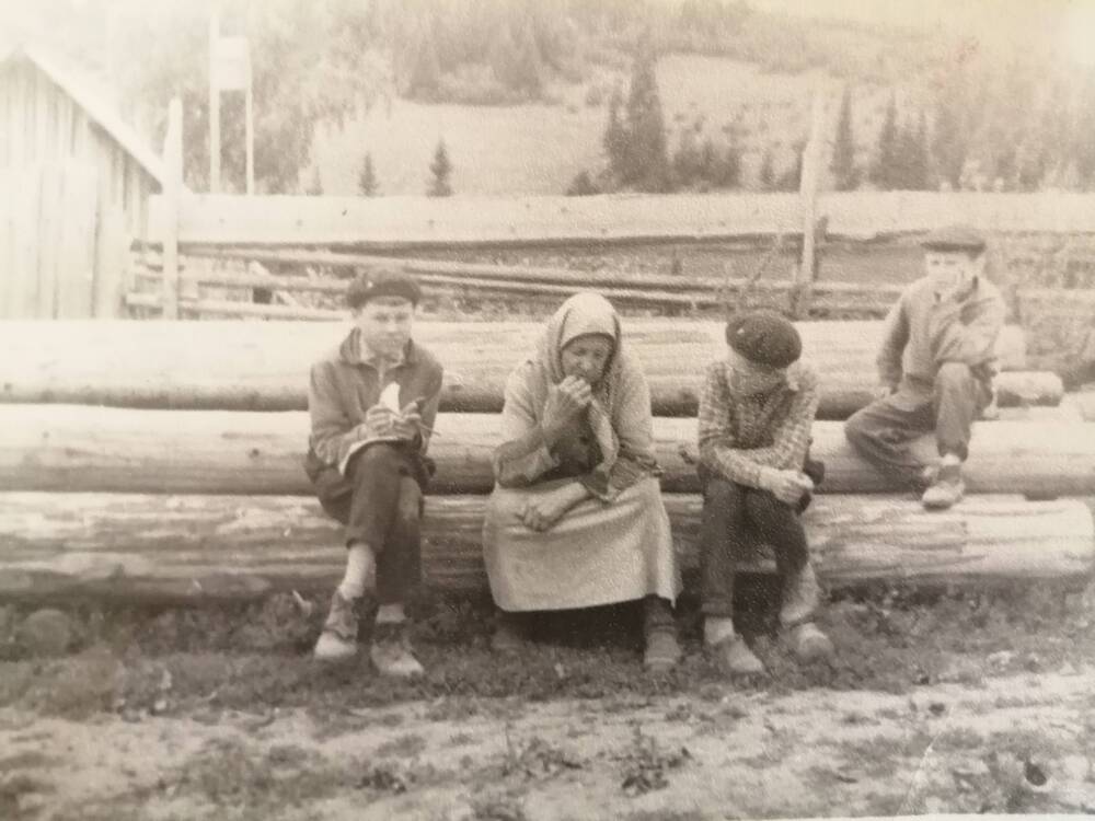 Фотография групповая ч/б. Агафонова Анна Павловна с кировскими пионерами